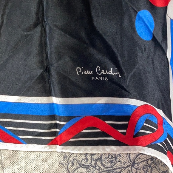 Beautiful silk vintage Pierre Cardin scarf - Picture 4 of 9